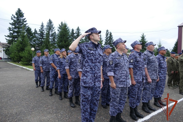 В Туве Росгвардия отметила начало нового учебного периода обучения построением