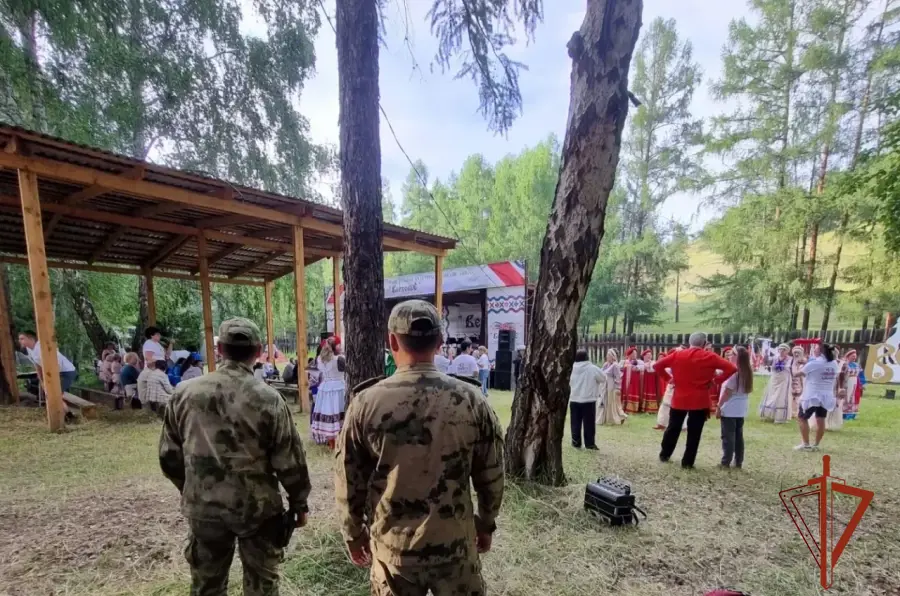 В Туве бойцы ОМОН обеспечили безопасность во время фестиваля русской культуры Верховьё