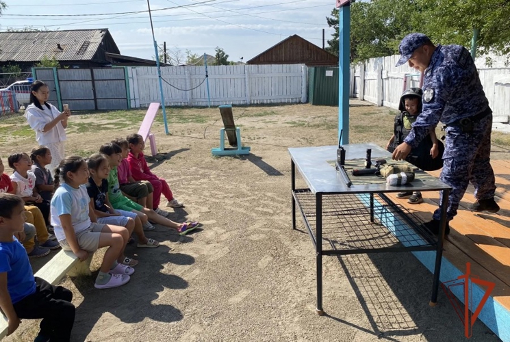 Сотрудники вневедомственной охраны приняли участие в акции «Каникулы с Росгвардией» в Туве