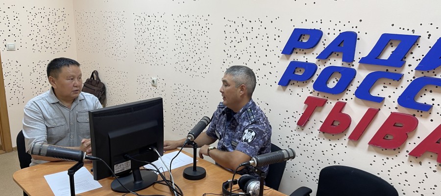 Инспектор Росгвардии ответил на вопросы слушателей рубрики «Всегда на страже» на Радио России—Тыва 