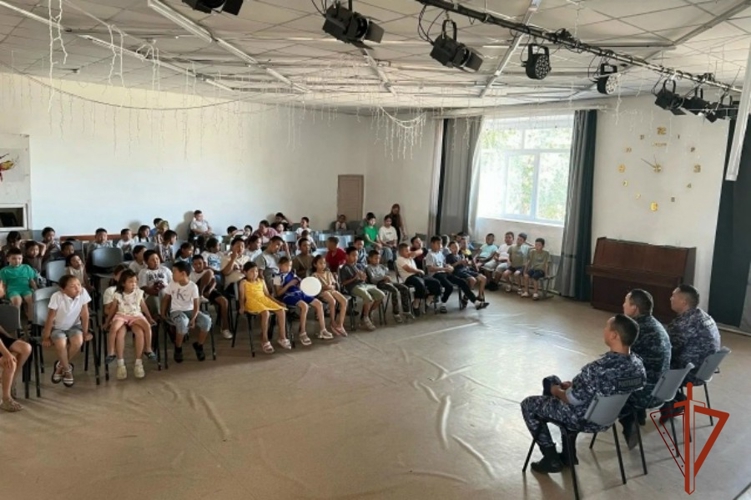 Росгвардейцы провели урок безопасности в пришкольном лагере Тувы