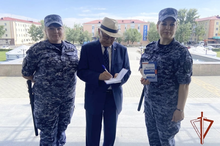 В День республики росгвардейцы посетили виртуальную фотовыставку в Туве 