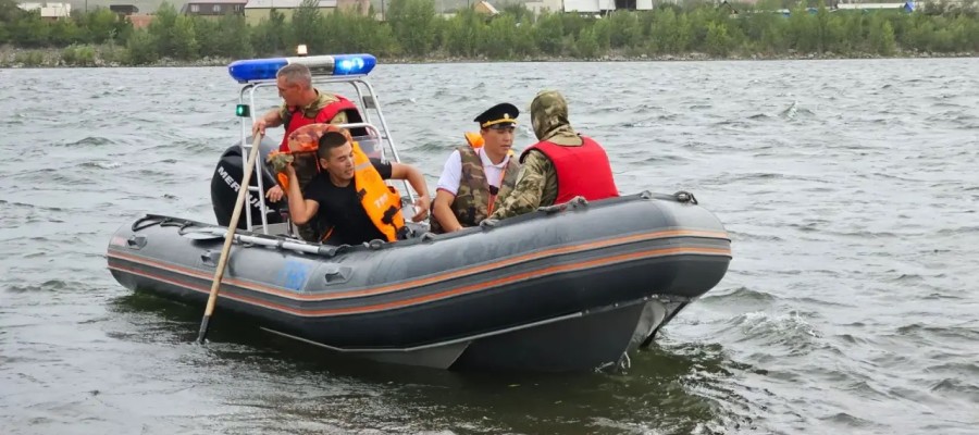В Тувы росгвардейцы на катерах оказали помощь группе сапбордистов, оказавшихся в непогоду на Енисее