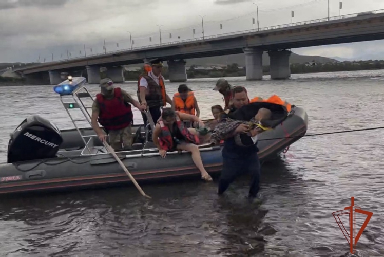 В Туве росгвардейцы на катерах оказали помощь группе сапбордистов, оказавшихся в непогоду на Енисее