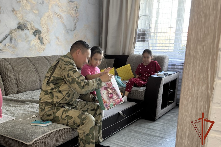 Военнослужащие АОСН помогли собраться к школе маленьким кызылчанкам