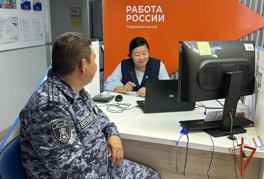 В Шагонаре офицер Росгвардии провёл рабочую встречу со специалистами кадрового центра