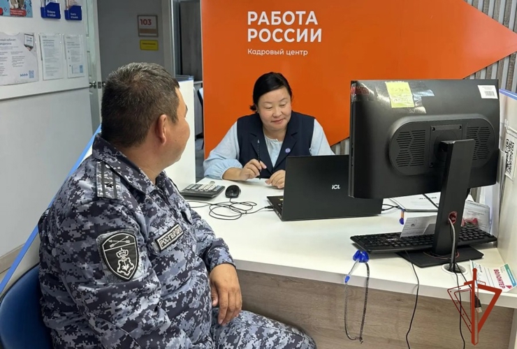 В Шагонаре офицер Росгвардии провёл рабочую встречу со специалистами кадрового центра