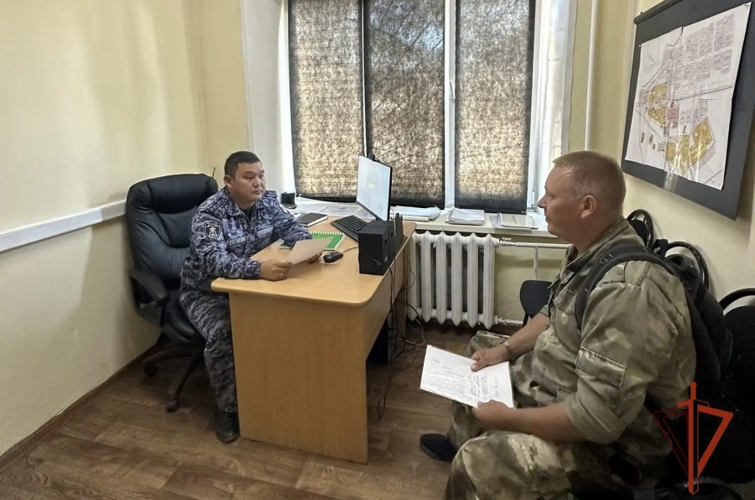 В Шагонаре офицер Росгвардии провёл рабочую встречу со специалистами кадрового центра