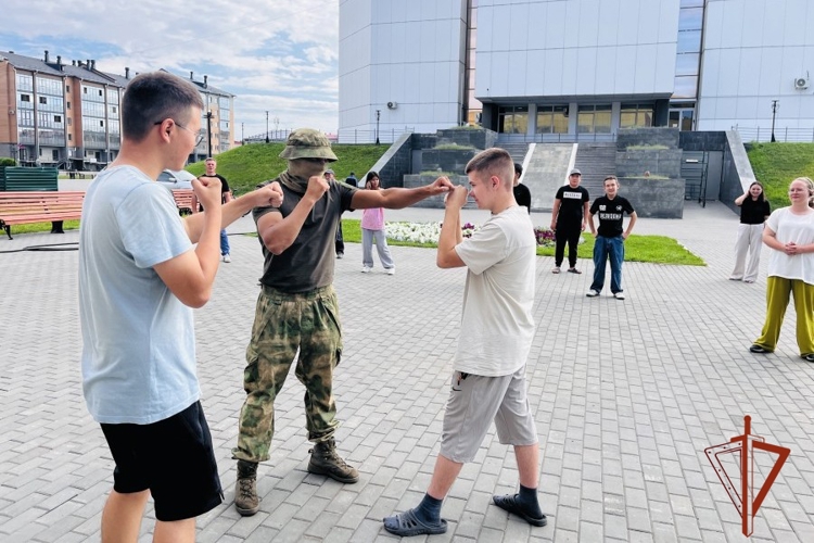 Боец ОМОН «Адыг» провёл утреннюю зарядку в преддверии Дня физкультурника для активистов Движения первых