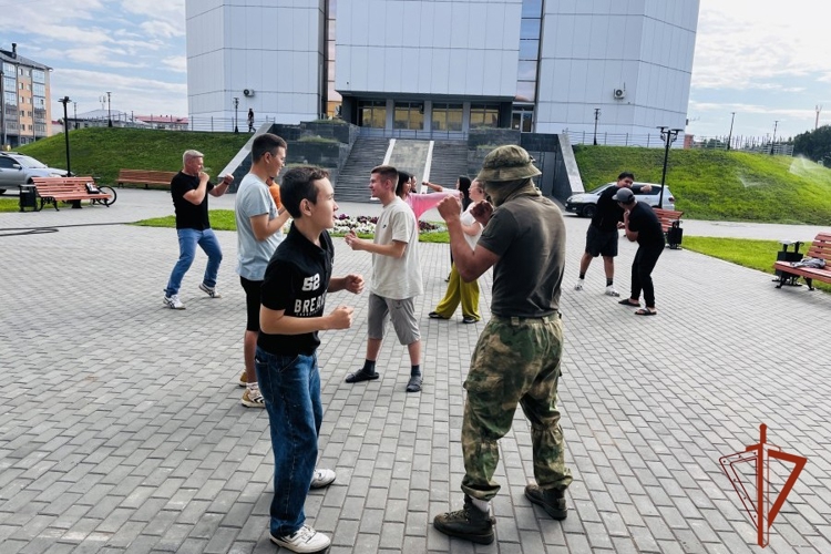 Боец ОМОН «Адыг» провёл утреннюю зарядку в преддверии Дня физкультурника для активистов Движения первых