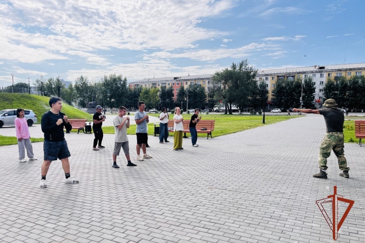 Боец ОМОН «Адыг» провёл утреннюю зарядку в преддверии Дня физкультурника для активистов Движения первых