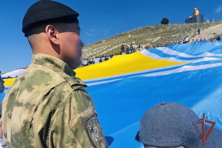 Росгвардейцы подключились к патриотической акции в честь Дня Республики Тыва и Дня государственного флага России