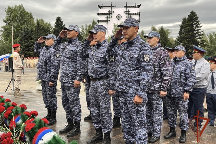 Росгвардейцы возложили цветы к Памятнику тувинским добровольцам в годовщину их отправки на фронт