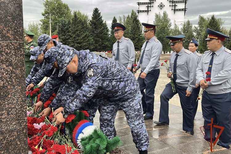 Росгвардейцы возложили цветы к Памятнику тувинским добровольцам в годовщину их отправки на фронт