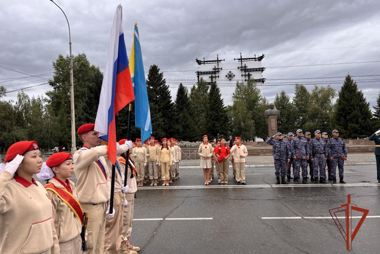 Росгвардейцы возложили цветы к Памятнику тувинским добровольцам в годовщину их отправки на фронт