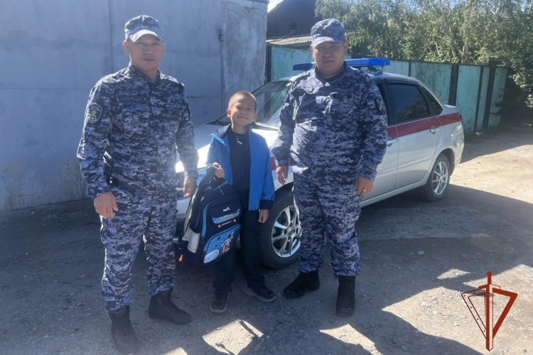 В районах Тувы росгвардейцы продолжают помогать семьям подготовиться к школе