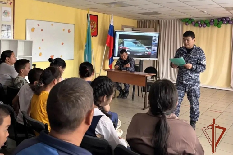 В Туве росгвардейцы провели урок безопасности для воспитанников школы-интерната