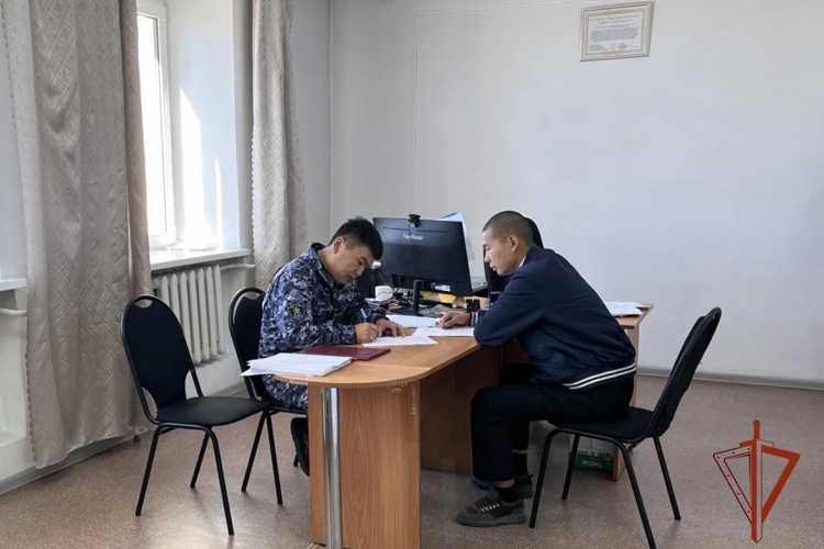 В Туве росгвардейцы заключили соглашение с руководством техникума о сотрудничестве 