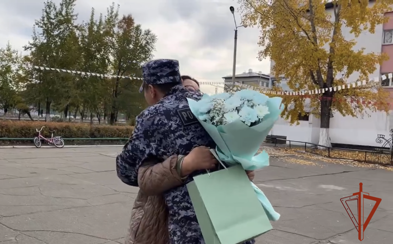 В г. Кызыле сотрудники Росгвардии поздравили педагогов с Днем учителя 