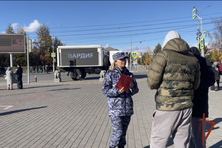 В г. Кызыле провел работу агитационный пункт Росгвардии по отбору кандидатов на службу в Донецкую народную Республику