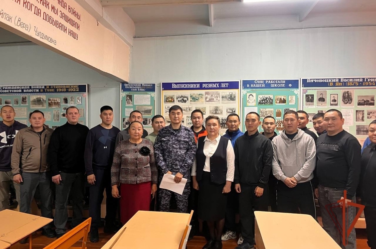 В Туве росгвардейцы посетили школьный музей в рамках акции «Край, в котором я служу»
