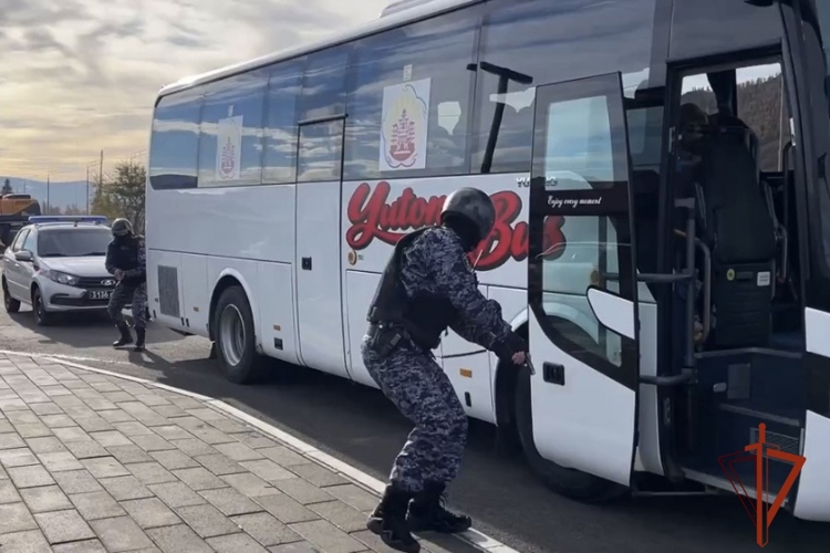 Росгвардия проверяет работоспособность охранных систем в междугородних автобусах Тувы 